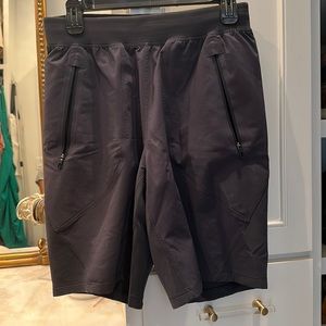 Mens like new lululemon short
